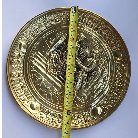 Set of 2 Vintage Brass Embossed Metal Wall  Plates, Romantic Scenes - Picture 12 of 14